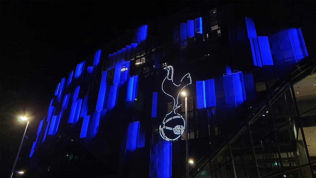 Al igual que el Estadio Tottenham Hotspur se iluminó en agradecimiento a su Sistema Nacional de Salud.