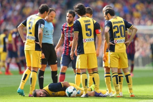 Poco después Arda Turam sufría la misma suerte. En menos de 20 minutos el Atlético perdía a dos de sus jugadores más importantes.