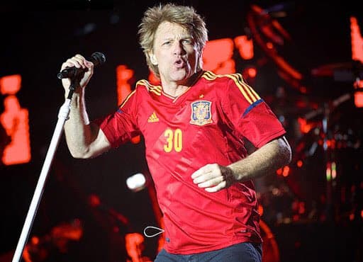 Bon Jovi listo para la ocasión, aquí en un concierto en España, portando la camiseta del equipo nacional.