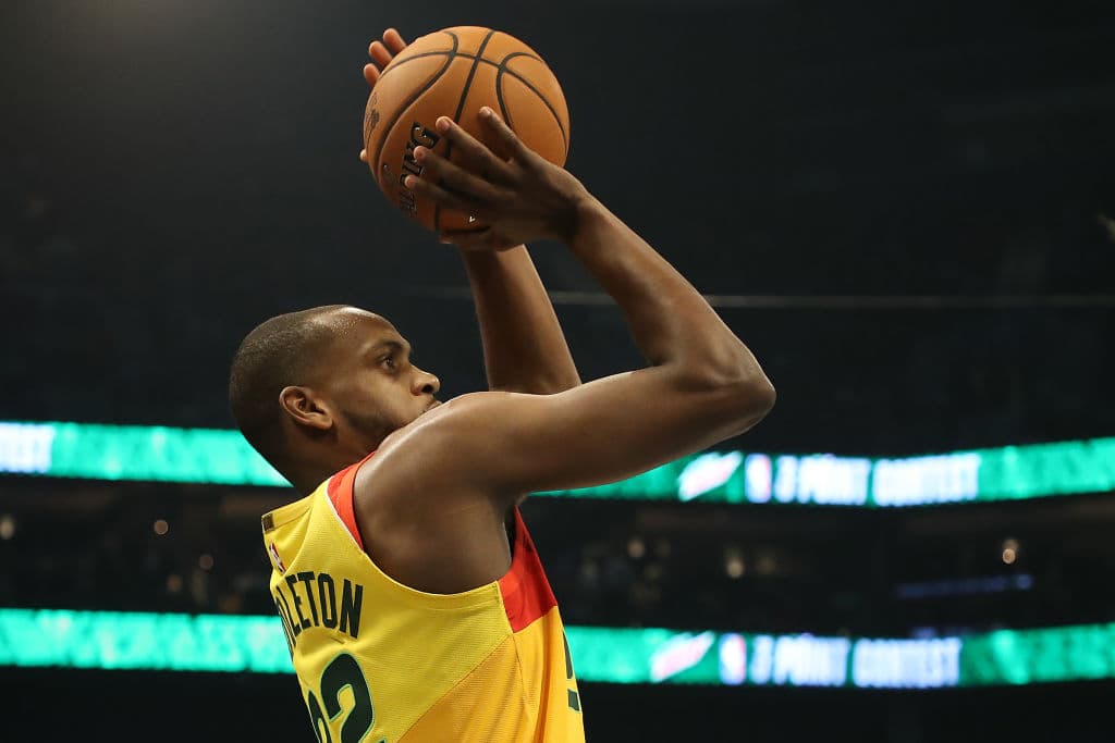 Khris Middleton de los Milwaukee Bucks anotó 11 puntos en el concurso de triples.
