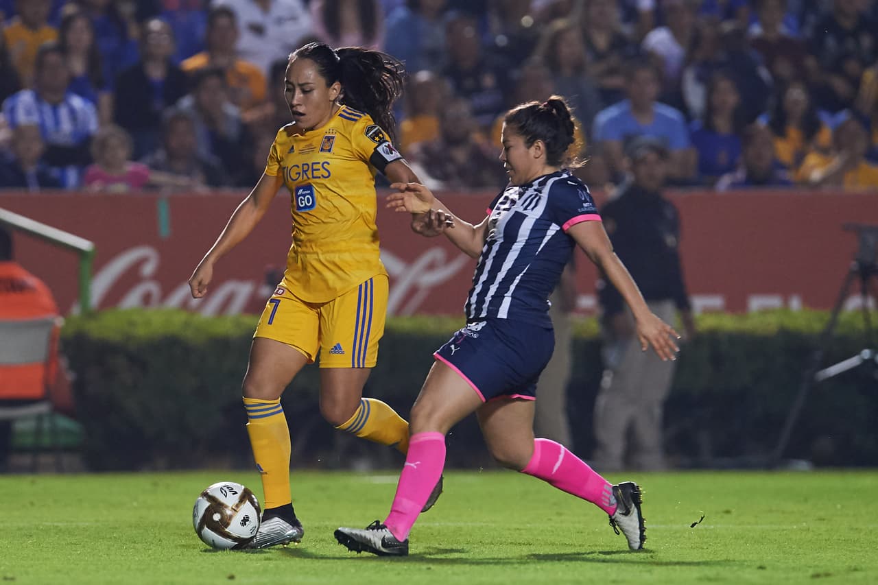 Con goles de Belén Cruz por parte de Tigres y gol de Ania Mejía para Monterrey, las regias empatan en el volcán, en la ida de la final de la Liga MX Femenil.