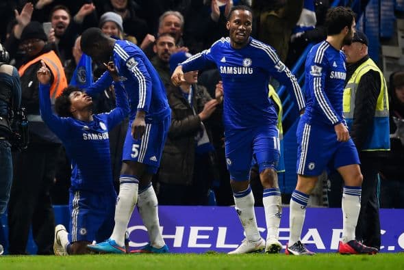Willian es felicitado por Zouma y Drogba luego de salvar los tres puntos para los 'Blues', líderes del torneo.