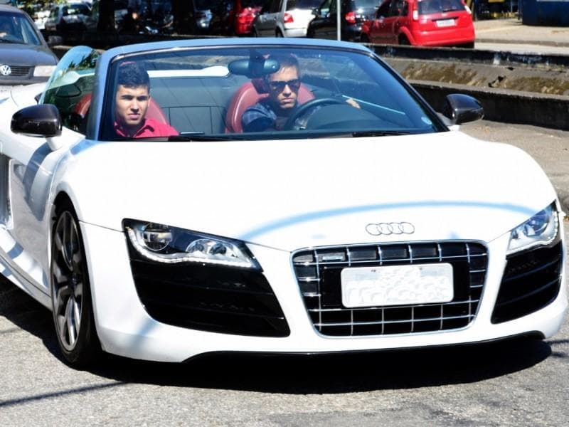 Un Audi R8 GT Spyder es otro de los lujos a los cuales puede acceder Neymar Jr., que en esta imagen está frente al volante del superauto de los cuatro aros, que tras los asientos cuenta con un motor V10 capaz de desarrollar 560 caballos de fuerza.