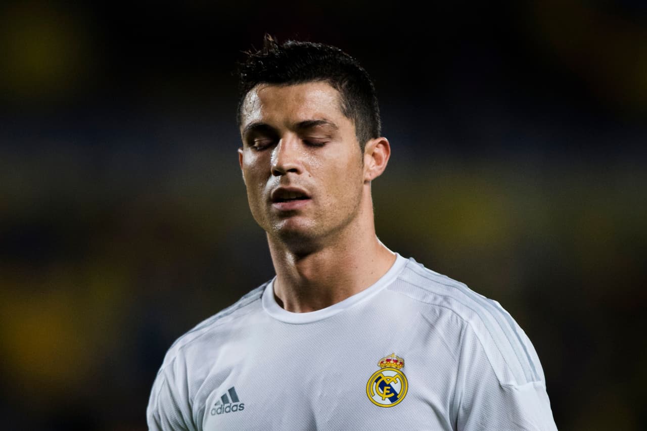 Superman es increíblemente fuerte cuando se encuentra cerca del sol y está en la tierra pero cuando cambia de planeta la situación cambia, lo mismo le sucede a Cristiano que brilla con el Madrid pero en los Mundiales con Portugal sigue sin lucir su máximo poder.