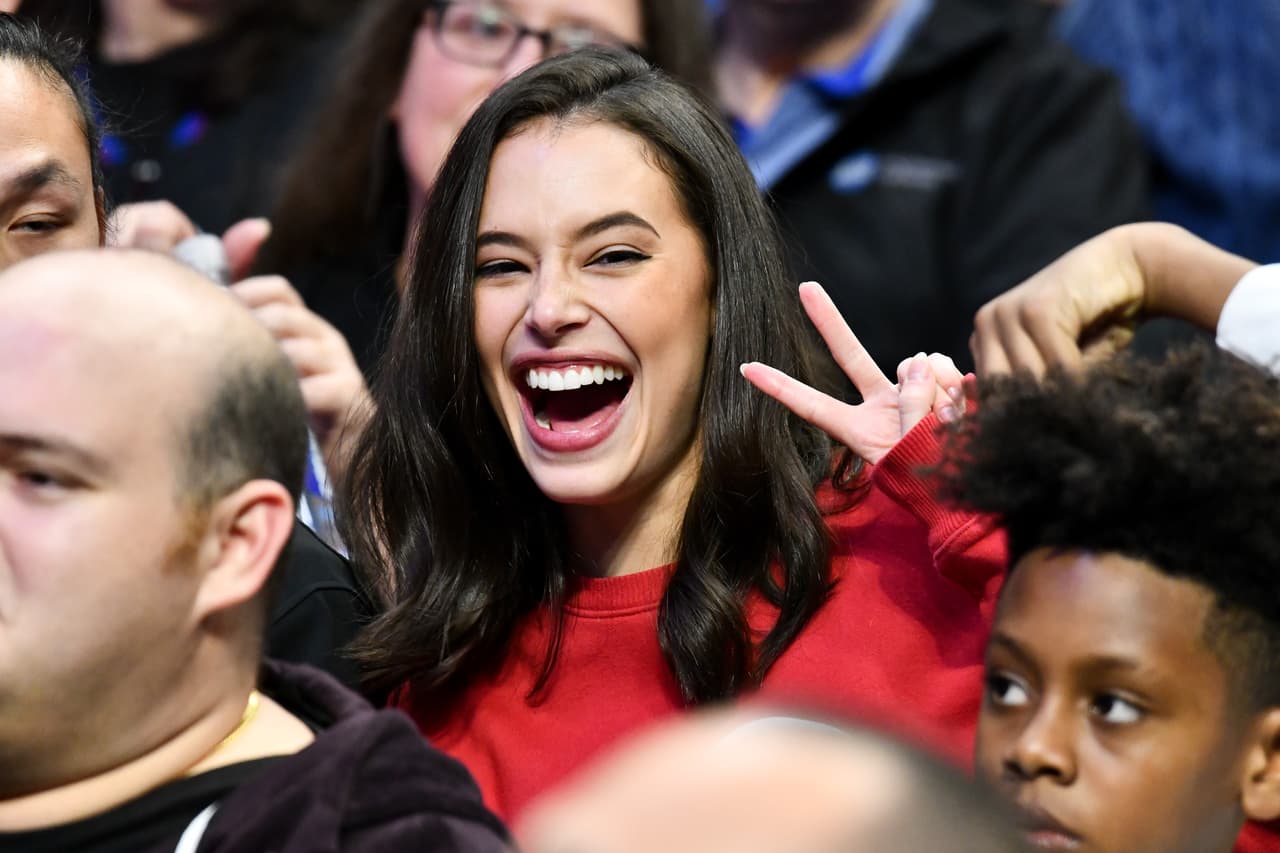 El triunfo de los Clippers en la noche del lunes, en Staples Center, contó con la presencia de varias celebridades entre las cuales se destacan Elgin Baylor (ex NBA), Ben Schwartz (actor), Billy Crystal (actor), Adam DeVine (actor), Chloe Bridges (actriz), P-Reala (rapero) y Floyd Mayweather Jrl (boxeador).