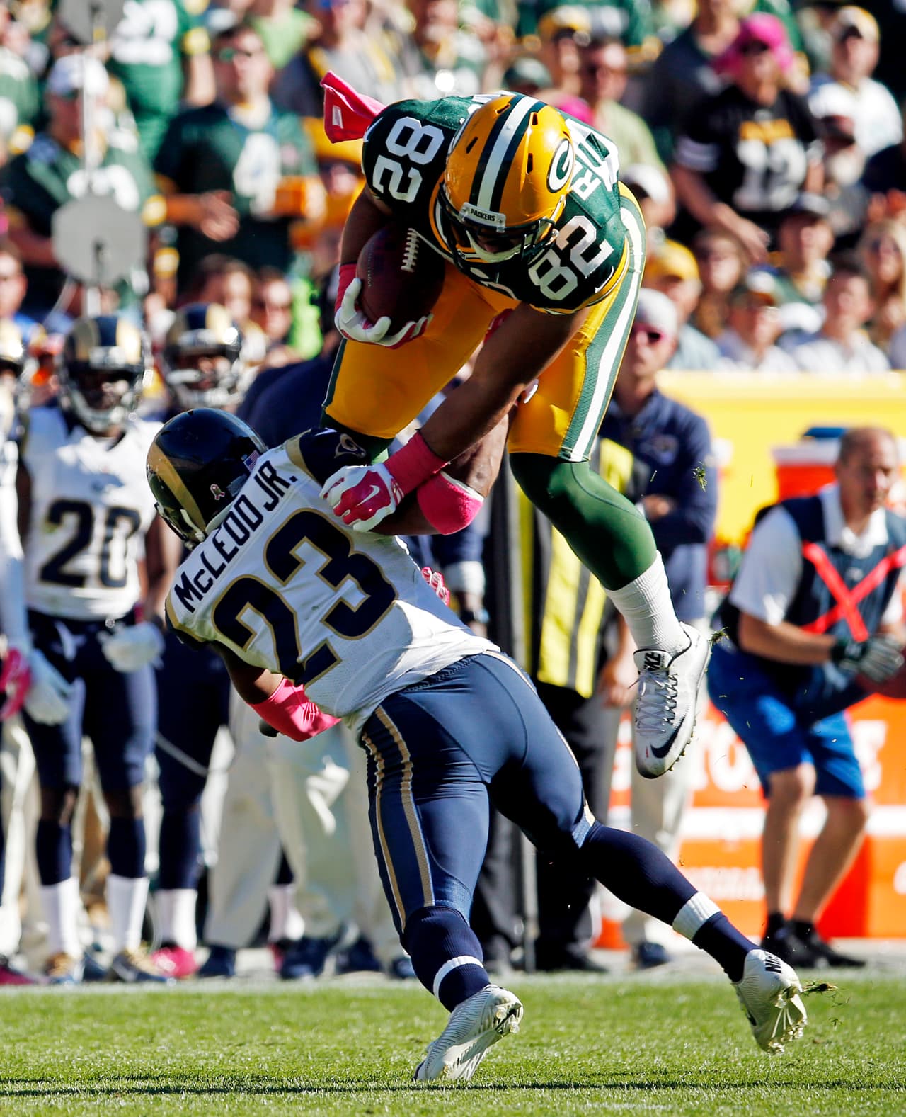 A pesar de dos rarísimas intercepciones en casa, Aaron Rodgers fue salvado por gran actuación de la defensiva para que los Packers vencieran 24-10 a los Rams, aquí las mejores imágenes (AP-NFL).