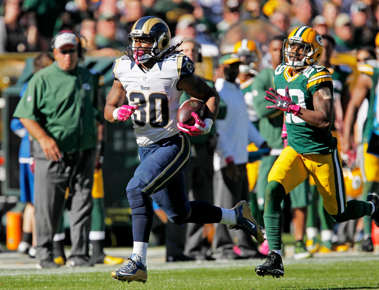 A pesar de dos rarísimas intercepciones en casa, Aaron Rodgers fue salvado por gran actuación de la defensiva para que los Packers vencieran 24-10 a los Rams, aquí las mejores imágenes (AP-NFL).