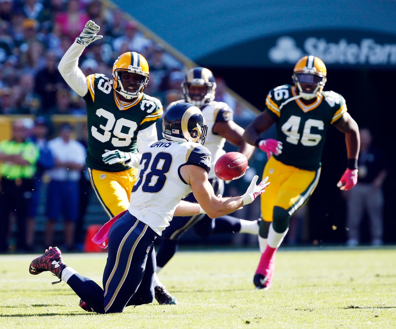 A pesar de dos rarísimas intercepciones en casa, Aaron Rodgers fue salvado por gran actuación de la defensiva para que los Packers vencieran 24-10 a los Rams, aquí las mejores imágenes (AP-NFL).