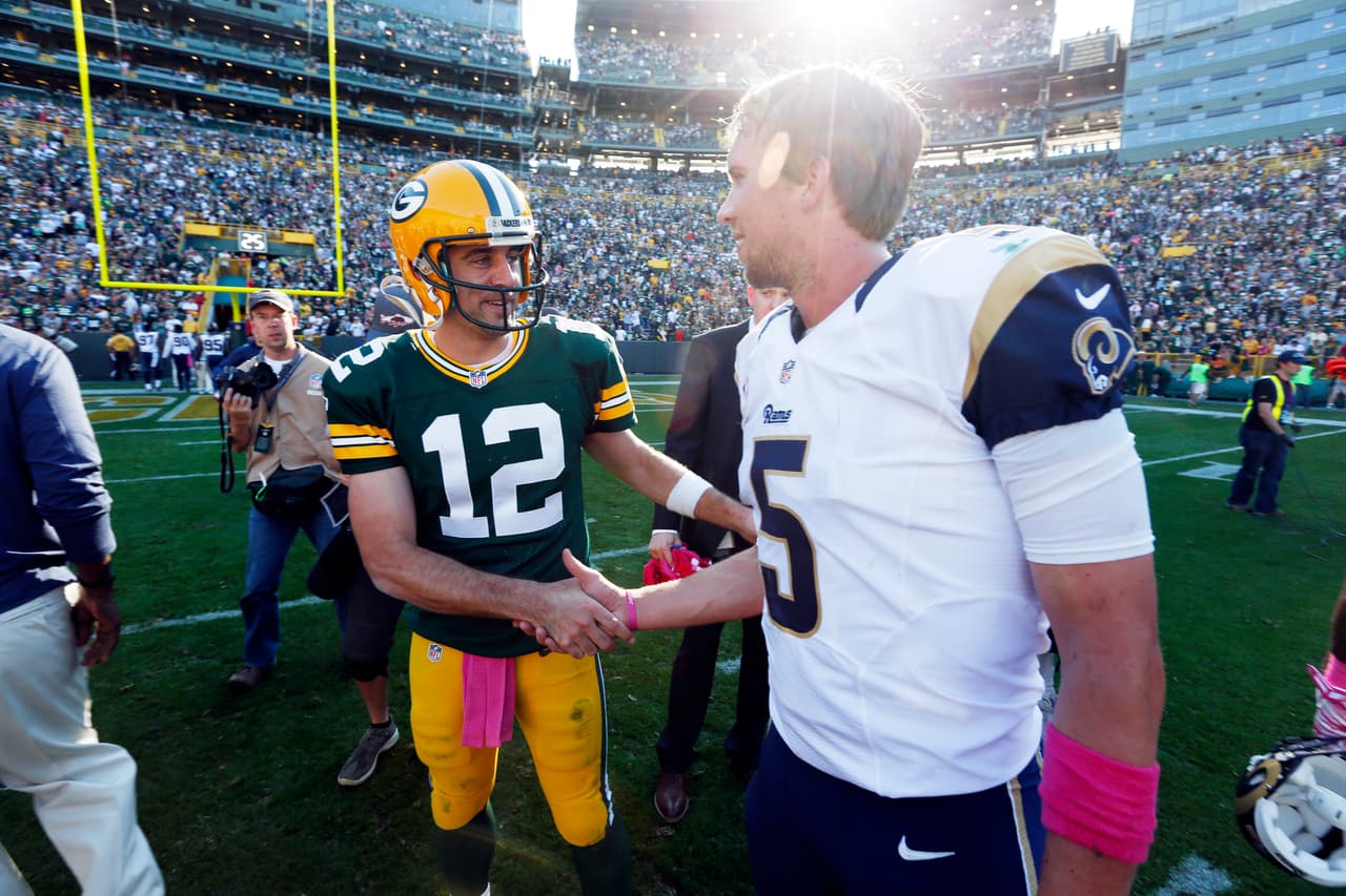 A pesar de dos rarísimas intercepciones en casa, Aaron Rodgers fue salvado por gran actuación de la defensiva para que los Packers vencieran 24-10 a los Rams, aquí las mejores imágenes (AP-NFL).