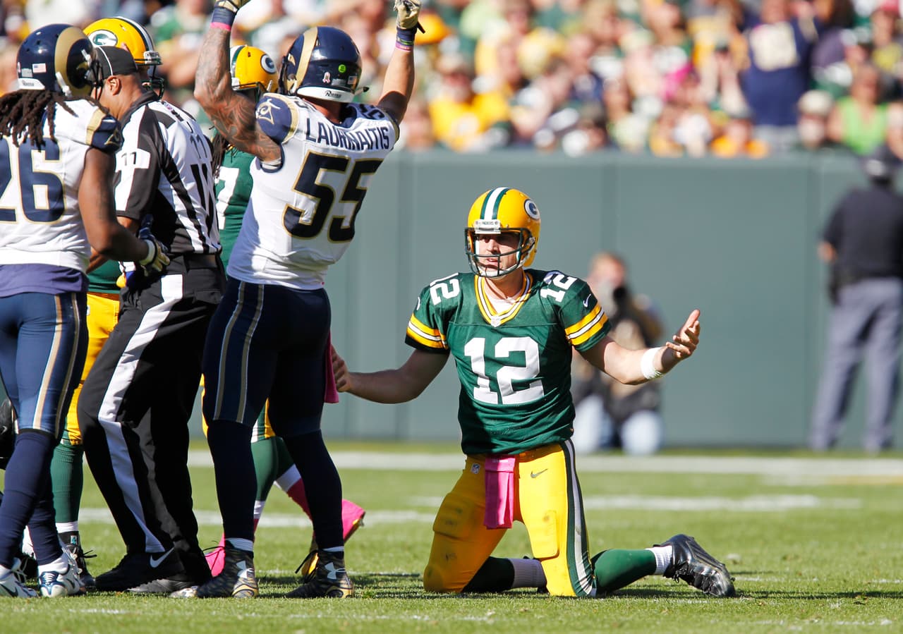 A pesar de dos rarísimas intercepciones en casa, Aaron Rodgers fue salvado por gran actuación de la defensiva para que los Packers vencieran 24-10 a los Rams, aquí las mejores imágenes (AP-NFL).