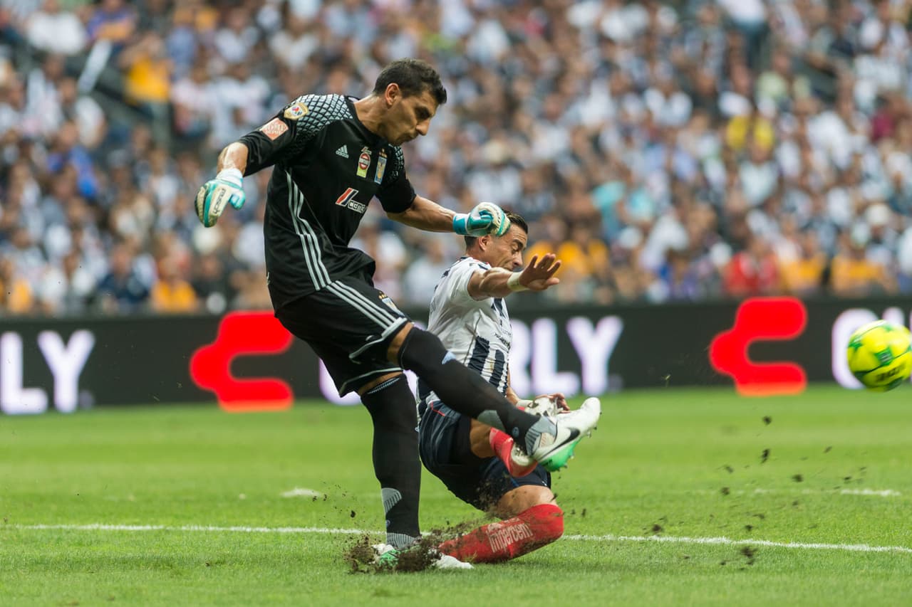 EL árbitro perdonó la roja a Funes Mori quien llegó tarde y dejó una violenta plancha contra el portero rival. Se sancionó con amonestación.
