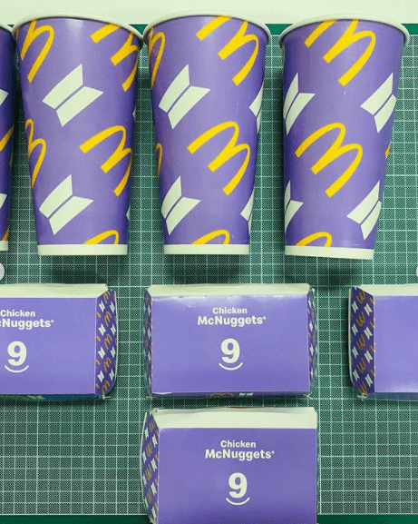 Algunos fanáticos fervientes del K-pop han estado vendiendo empaques de este McTrio BTS en eBay.