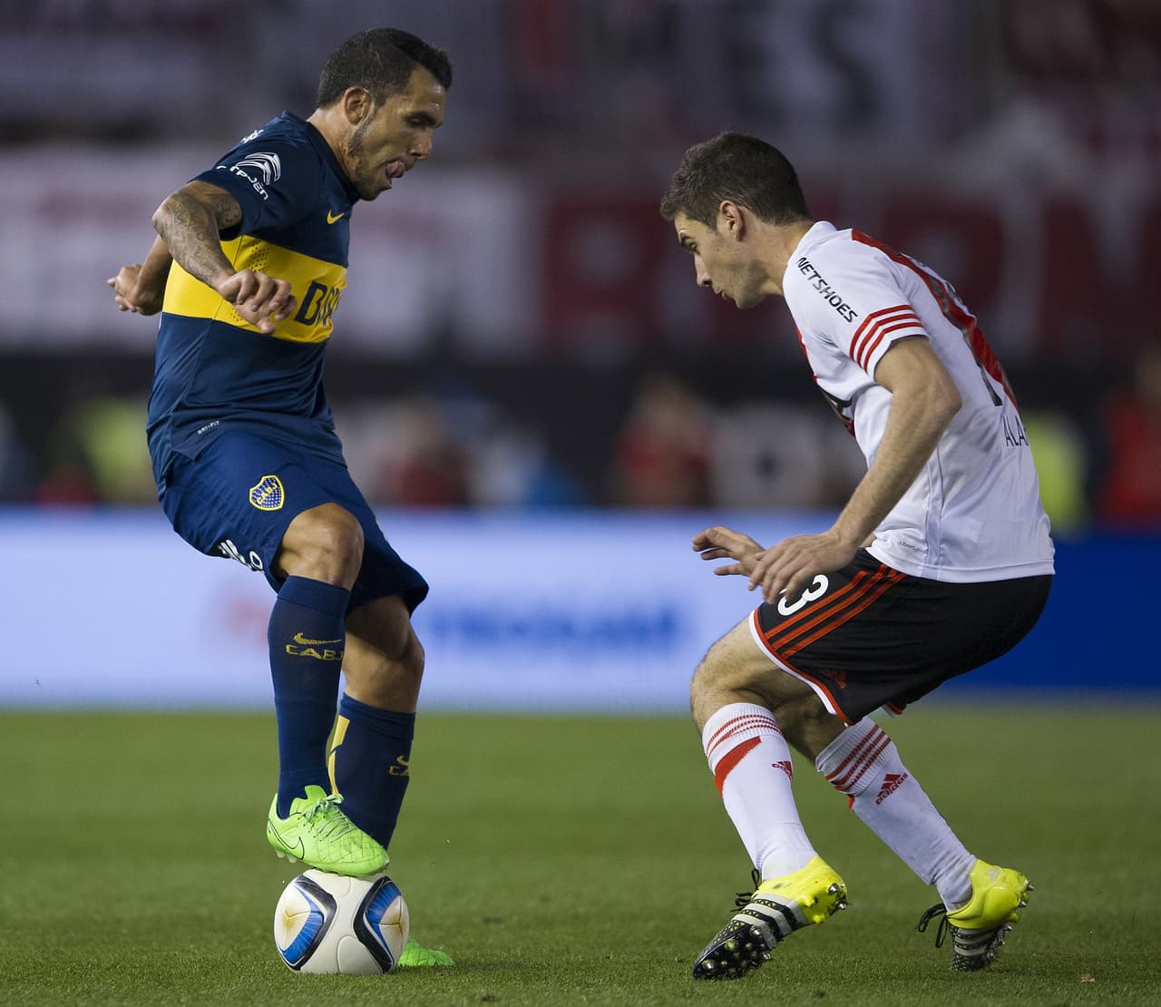 Sin embargo, Alario permaneció en River un año más, viéndose involucrado en la ola de rumores chinos relacionados con Carlos Tévez.