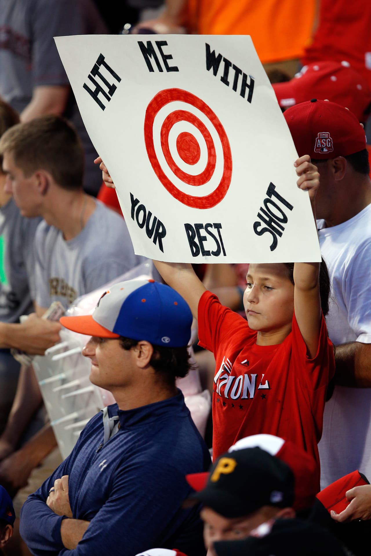 El antesalista de los Rojos se convirtió el lunes en apenas el segundo jugador en la historia en ganar el festival de cuadrangulares en casa de su equipo, luego de superar al novato de los Dodgers, Joc Pederson, por 15-14 en una nueva remontada que coronó con otro largo y enfático swing.