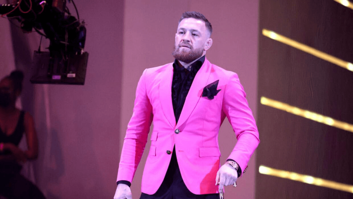 Conor McGregor levanta la mano para comprar al Chelsea