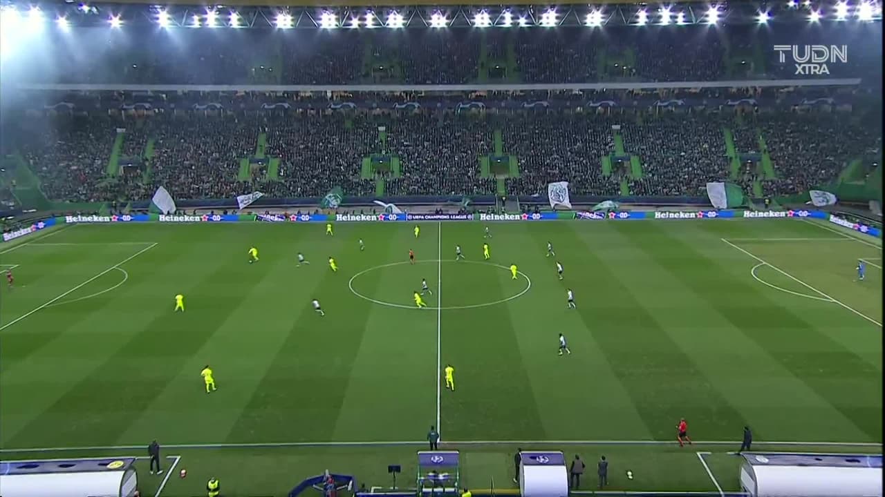 Arranca el partido y la pelota está en juego.