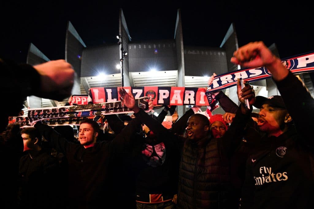 La afición del PSG recibe al equipo con bengalas, mantas de apoyo, cánticos, banderas y mucho corazón para inspirar al equipo en la remontada contra el Dortmund.