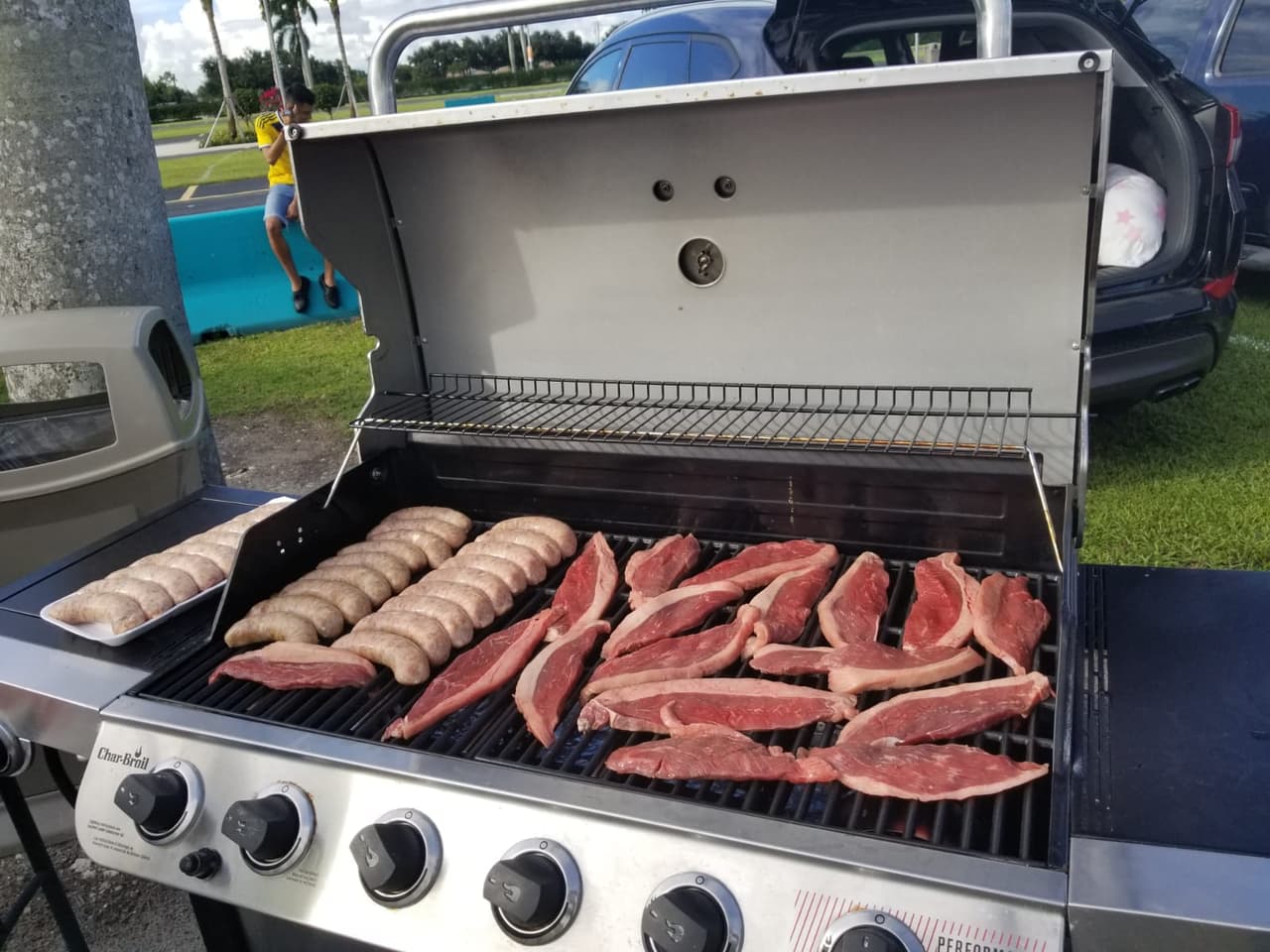 El asado, al mejor estilo del previo de fútbol americano, se tomó las afueras del Hard Rock Stadium.