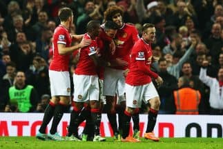 Robin van Persie celebra su anotación ante el Hull City.