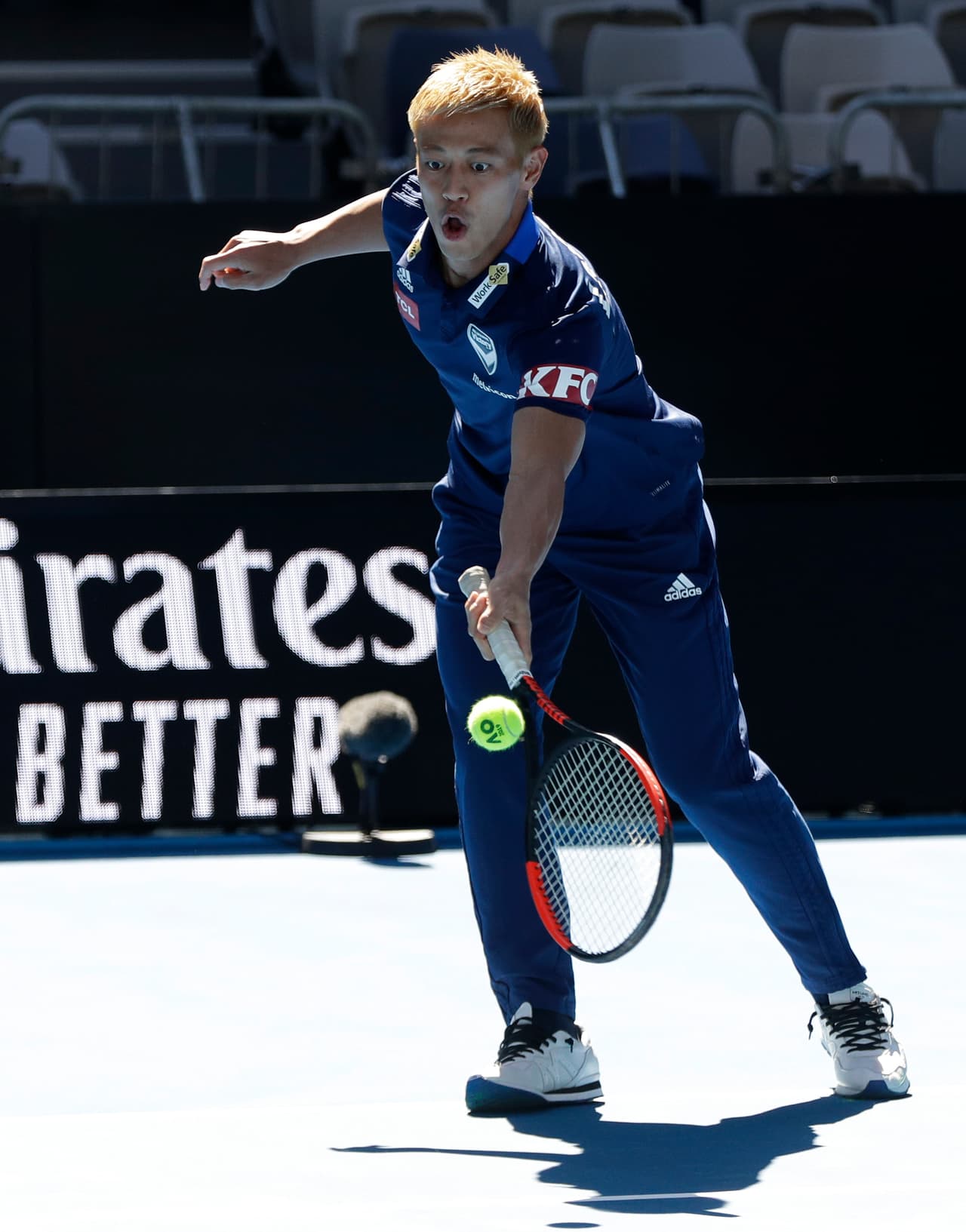 El tenista japonés Kei Nishikori recibió la visita de su compatriota Keisuke Honda (foto), futbolista del Melbourne Victory y exjugador de Pachuca, con el que practicó y compartió previo al comienzo del Australian Open.