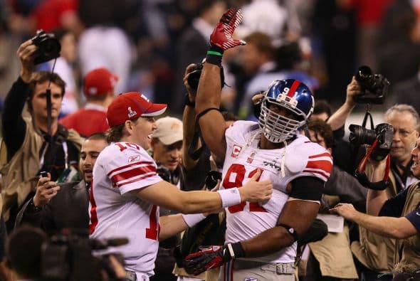 Eli Manning celebró con Justin Tuck la victoria en Indianapolis.