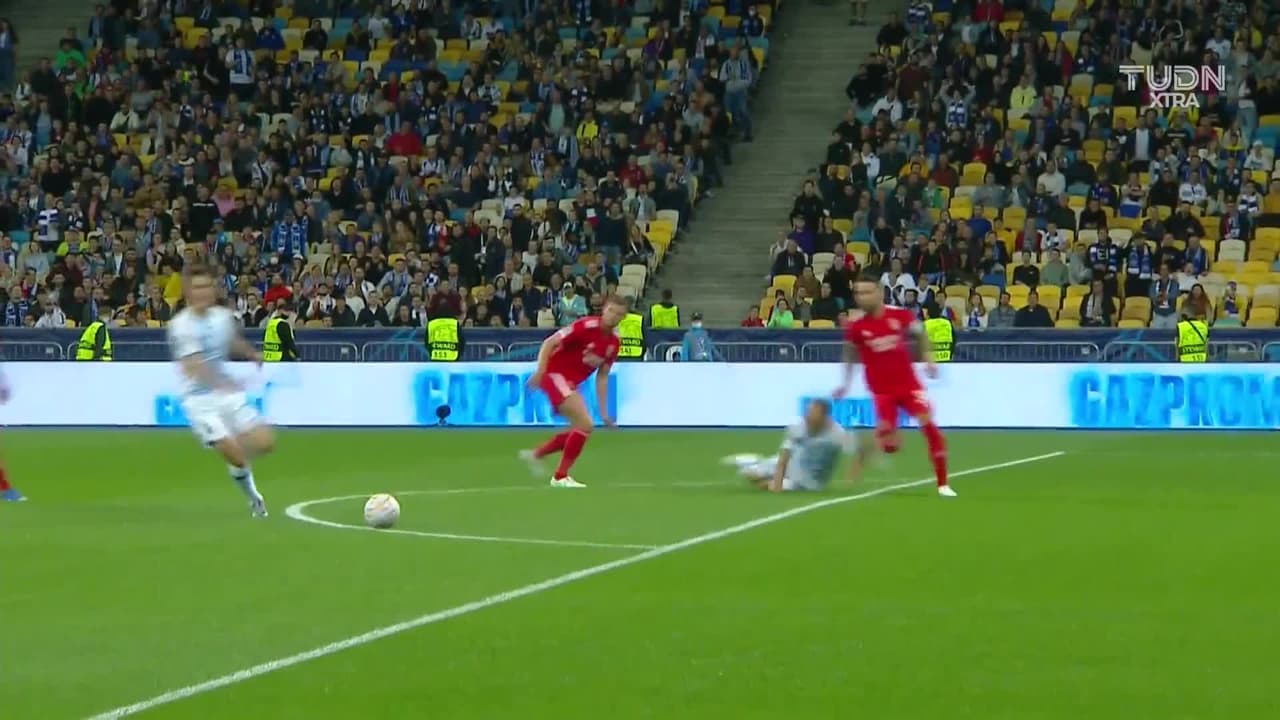 ¡TIRO ATAJADO! disparo por Robin Gosens.