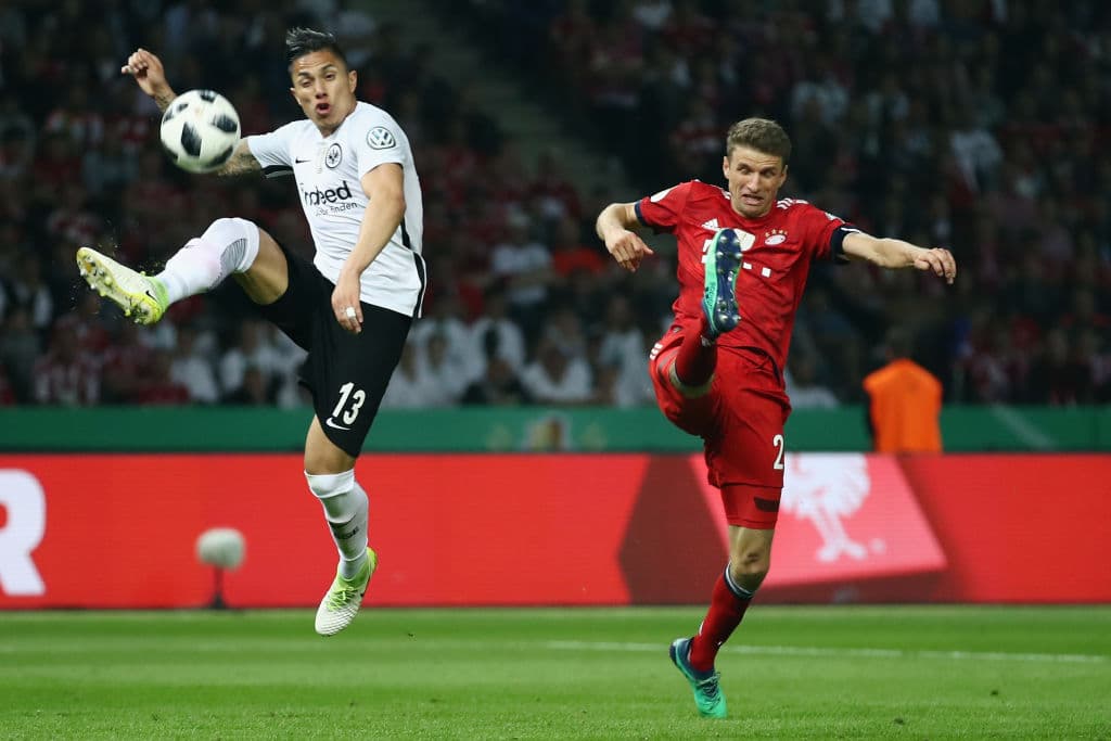 Carlos Salcedo es el hombre que está firme en el Eintracht Frankfurt, club que se coronó campeón de la Copa de Alemania y demostró en su momento cómo retar a Bayern Munich.