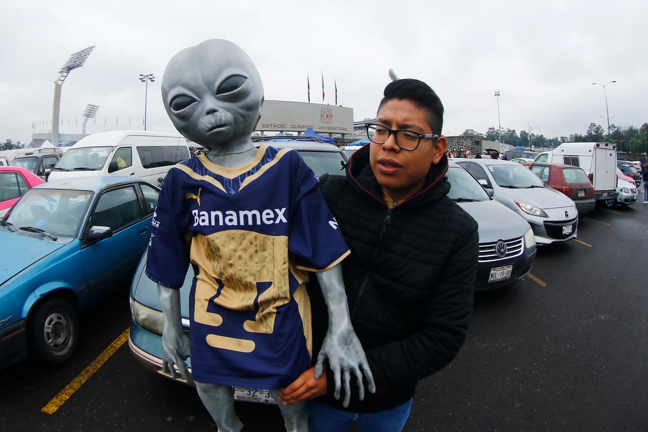Los fanáticos de Pumas y Cruz Azul le dieron un color especial a la fiesta de la Jornada 15 con su alegría e incluso algunos lo hicieron con atuendos en homenaje al Día de los Muertos.