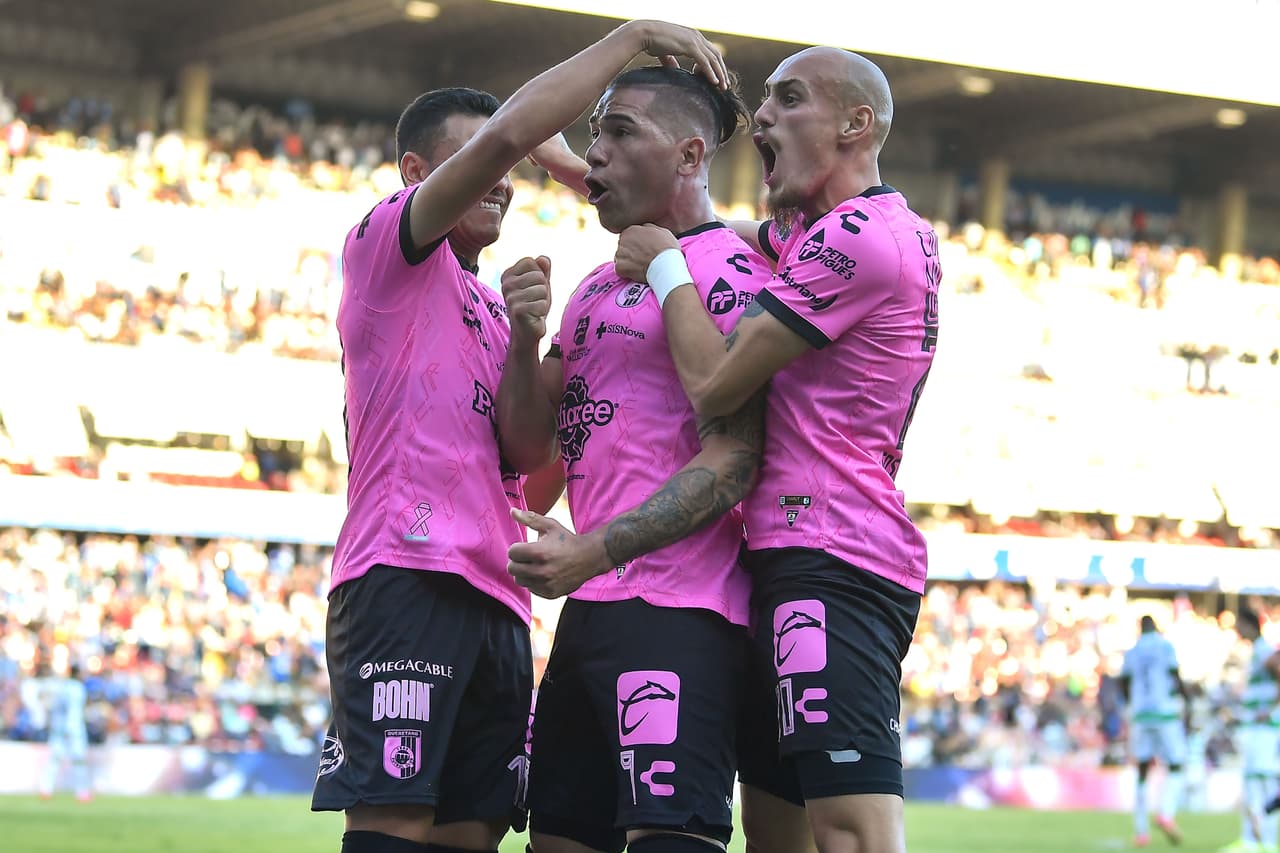 Con doblete de Ayrton Preciado al 4' y al 28' y gol de Diego Valdés al 87', Santos sale victorioso en su visita a Querétaro 2-3.