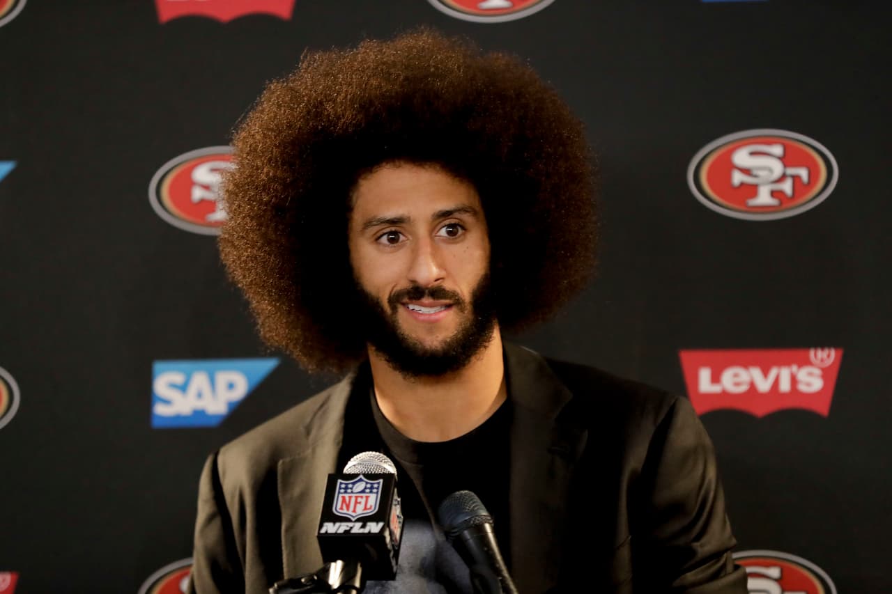 ARCHIVO - En imagen de archivo del 24 de diciembre de 2016, el entonces quarterback de los 49ers de San Francisco, Colin Kaepernick, habla en confreencia de prensa tras el juego ante los Rams de Los Ángeles. (AP Foto/Rick Scuteri, archivo)