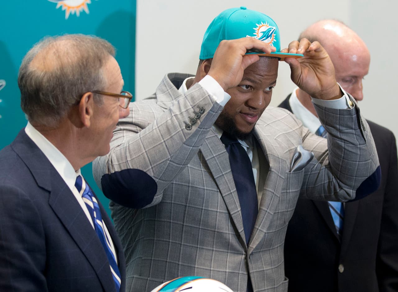 #7 NDAMUKONG SUH, Miami Dolphins - $19,000,000. Seis años, $114,000,000 totales con $59,955,000 garantizados (AP-NFL).
