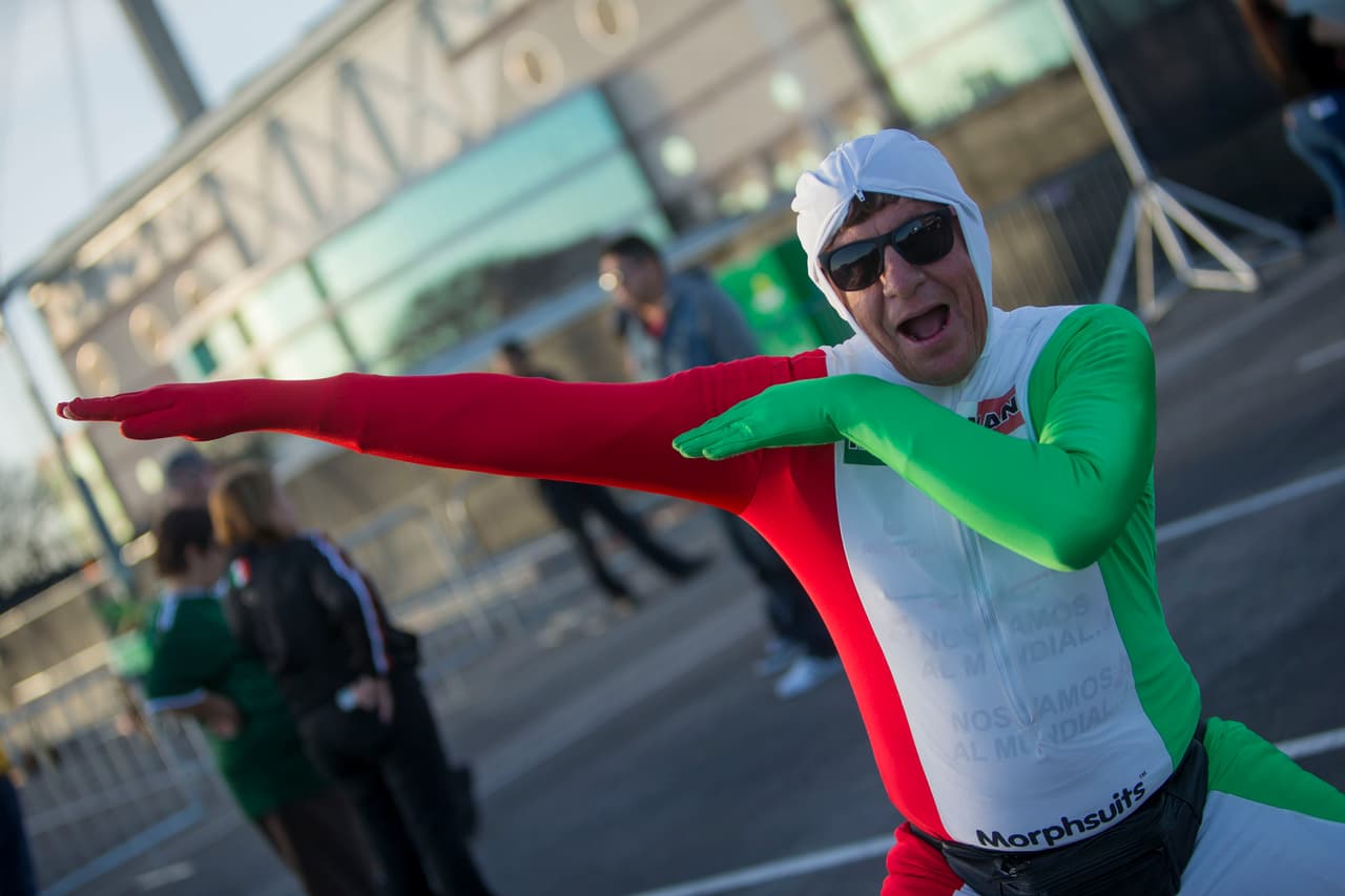 La buena energía en las cercanías del estadio de San Antonio también la ponían los personajes que siempre suelen ser bastante creativos para apoyar al equipo nacional.