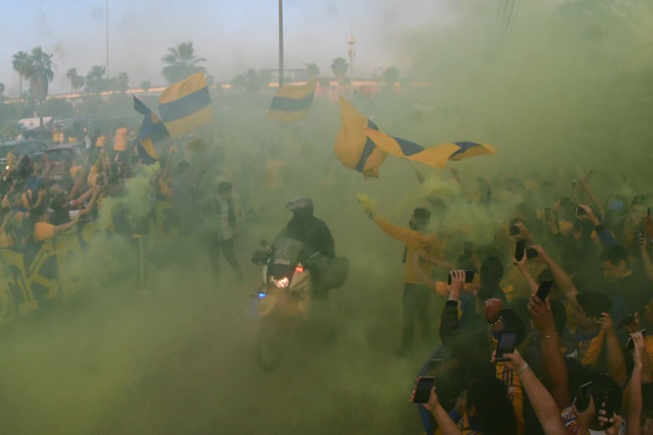 Este fue el color y el ambiente antes del silbatazo inicial en la Ida de la Semifinal por la Liga Campeones de Concacaf entre Tigres y Santos Laguna en el Estadio Universitario, en Monterrey.