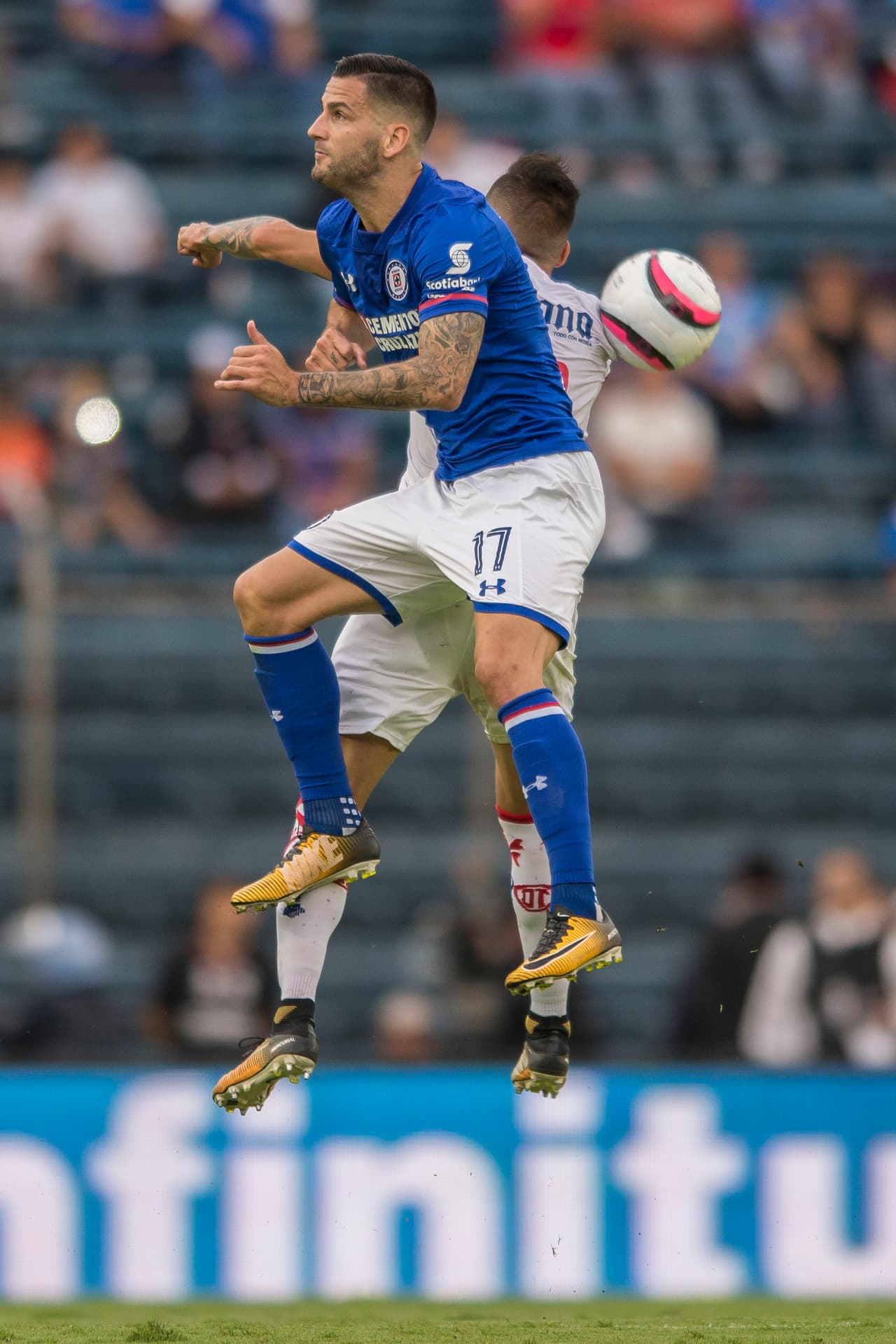A tal grado que el partido empezó a ensuciarse con faltas. Primero Rodrigo Salinas se llevó a Edgar Méndez en una clara falta que el árbitro Luis Enrique Santander no marcó. Luego fue un choque entre Santiago García y Felipe Mora.