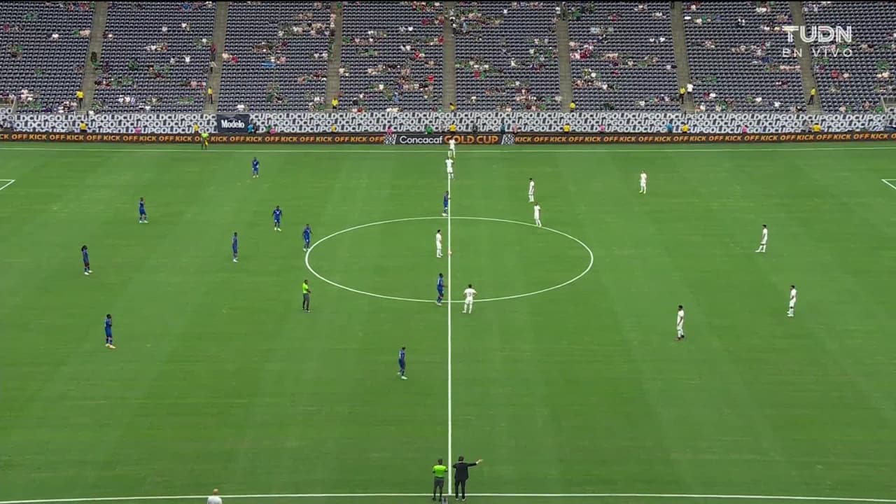 Arranca el partido y la pelota está en juego.