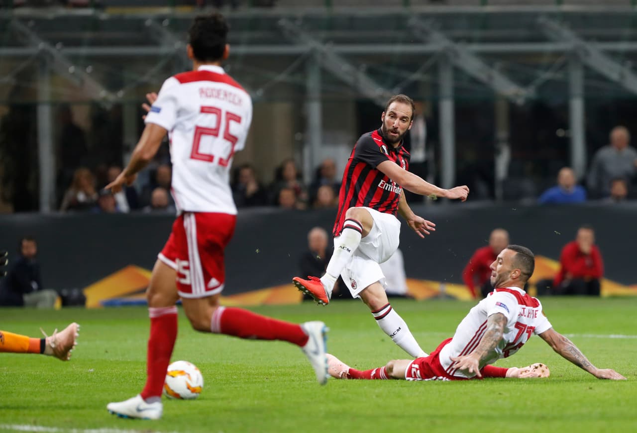 Seis minutos después el turno fue para el 'Pipita' con esta gran definición. Enganchó en el área y de pierna derecha mandó la pelota a guardar.