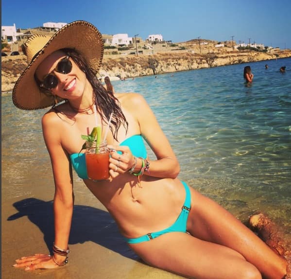 La súper modelo brasileña apareció con el futbolista portugués en la portada de una revista donde demostró que es buena para jugar futbolito.