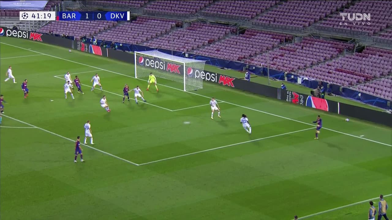 ¡TIRO ATAJADO! disparo por Pedri.