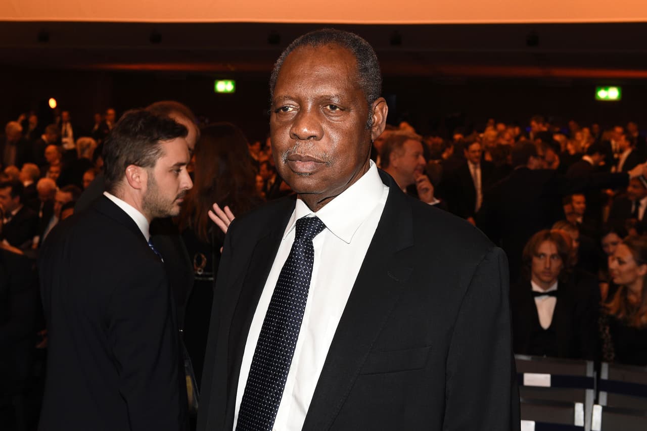 Issa Hayatou, presidente interino de la FIFA, estuvo presente en el evento. Hayatou subió al escenario para entregar el premio a la mejor jugadora de la FIFA en el 2015.