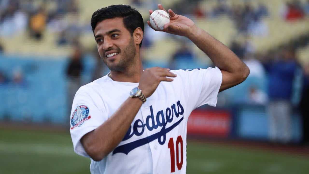 Carlos Vela lanza la primera bola en el estadio de los Dodgers