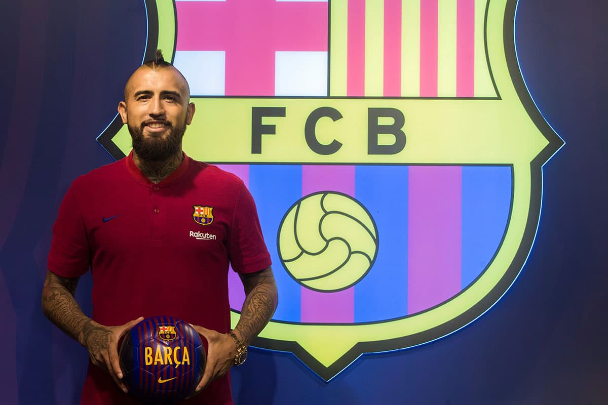 GRAF2556. BARCELONA, 05/08/2018.- El centrocampista chileno Arturo Vidal (31 años) posa para los medios de comunicación antes de firmar el contrato y ser presentado mañana en el Camp Nou como nuevo jugador del FC Barcelona. EFE/Quique García