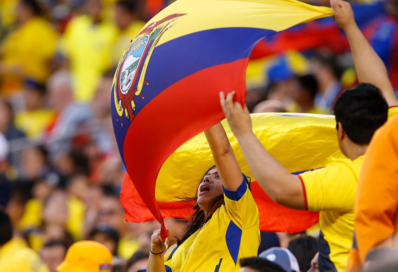Seguidores de la selección de Ecuador celebrando los goles de su equipo en New Jersey.