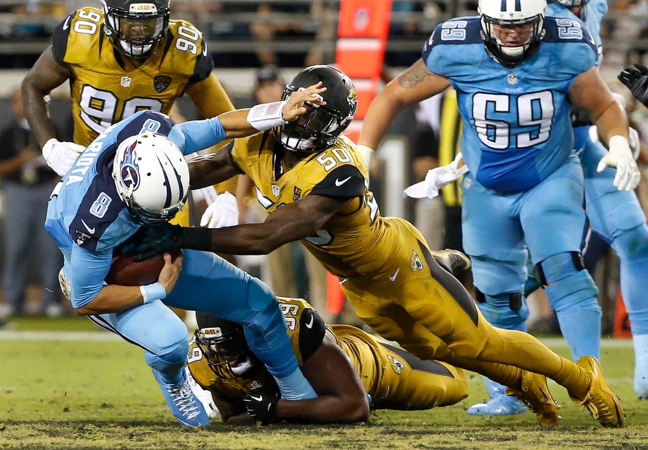Los Jacksonville Jaguars vencieron 19 - 13 a los Tennessee Titans por lo que colocaron 4 - 6 en la pelea por la División Sur de la AFC.