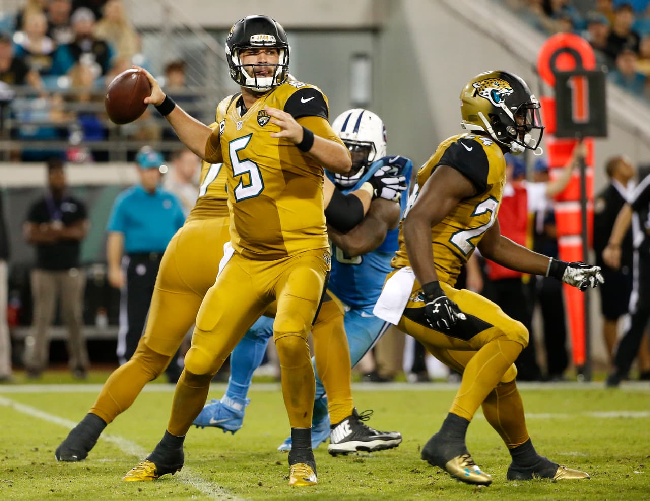 Los Jacksonville Jaguars vencieron 19 - 13 a los Tennessee Titans por lo que colocaron 4 - 6 en la pelea por la División Sur de la AFC.