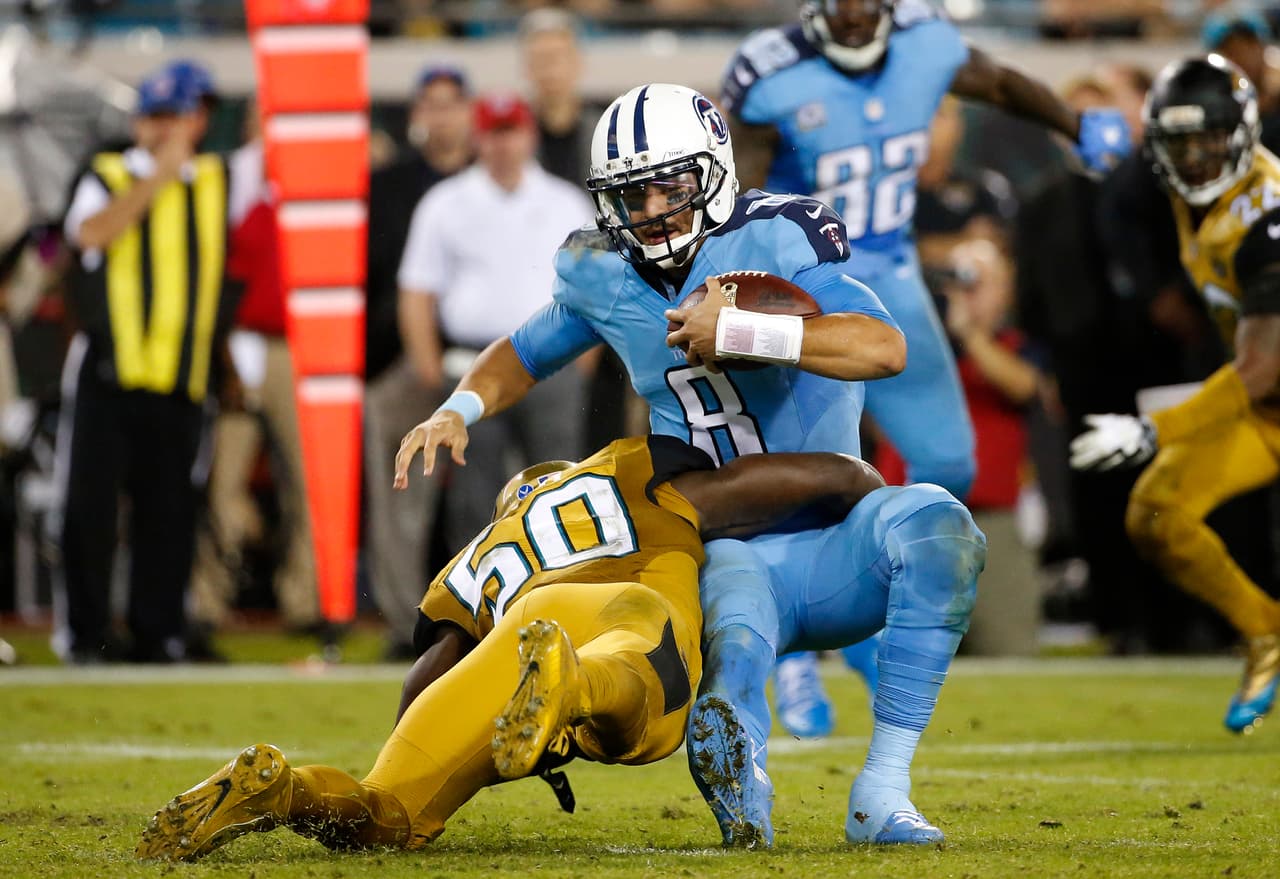 Los Jacksonville Jaguars vencieron 19 - 13 a los Tennessee Titans por lo que colocaron 4 - 6 en la pelea por la División Sur de la AFC.