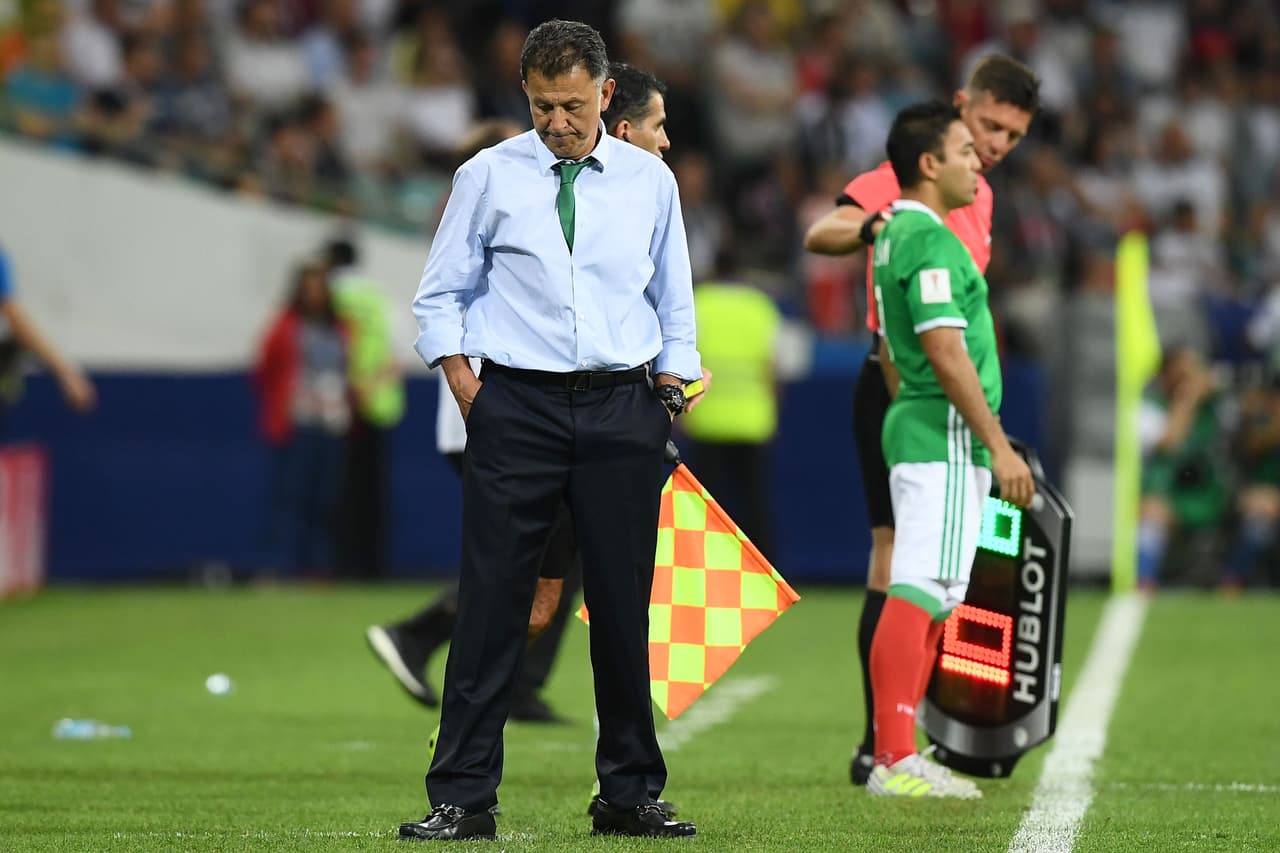 El modo meditativo le llegó a Osorio en medio de la sanción, entre impotente y avergonzado por lo sucedido tuvo que disculparse y alejarse del banquillo durante la Copa Oro.