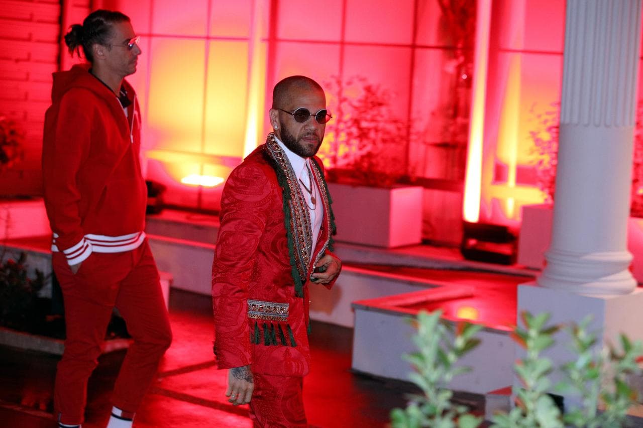 Dani Alves, con un peculiar atuendo, pero con el requisito escarlata, asisitiendo al festejo de su compatriota.