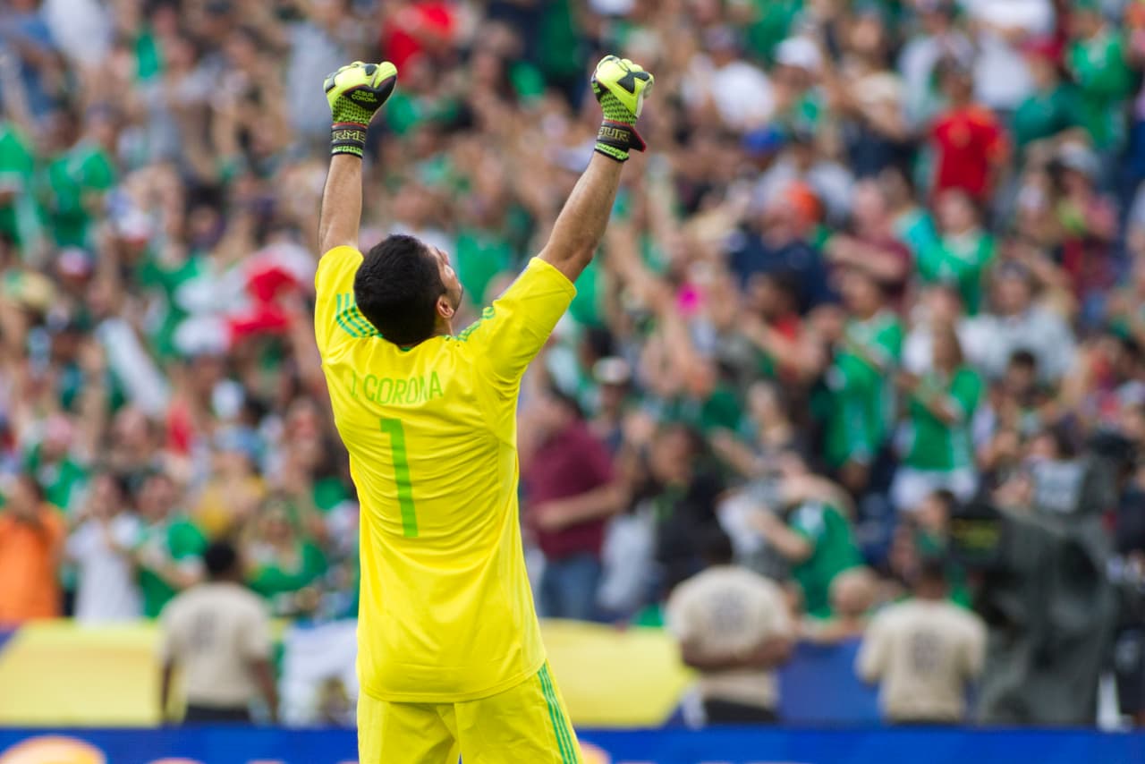 Chuy Corona celebró en grande cada uno de los goles de México.