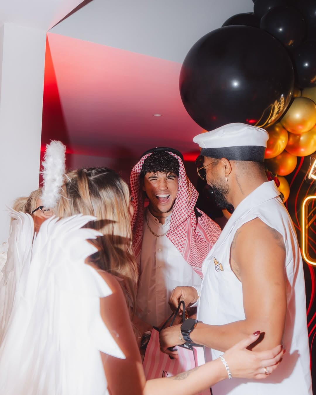 Kevin Álvarez y Jonathan dos Santos también se unieron al festejo con peculiares disfraces.