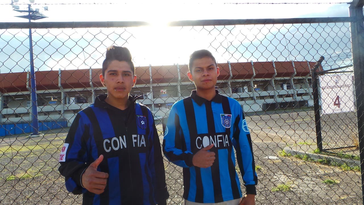 Dos fanáticos del Querétaro aguardan por el ingreso al Estadio Corregidora.